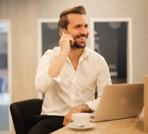 hombre hablando por telefono